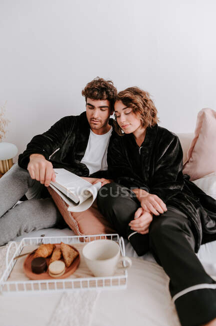Высокий угол расслабления супружеской пары в постели во время завтрака по утрам — стоковое фото