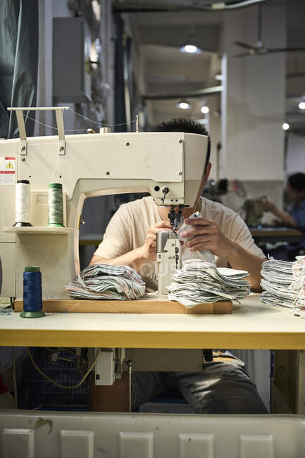 Dettaglio delle mani del lavoratore che cuce nella pelle delle scarpe alla fabbrica di scarpe cinese — Foto stock
