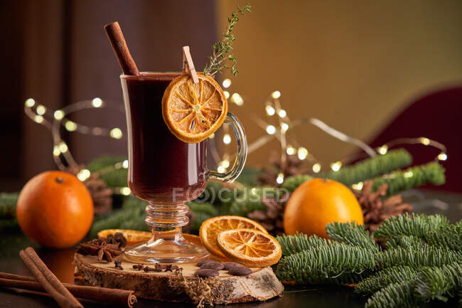 Глютен або різдвяний удар глінтвейном на скляній кухоль з сушеними апельсиновими скибочками — стокове фото
