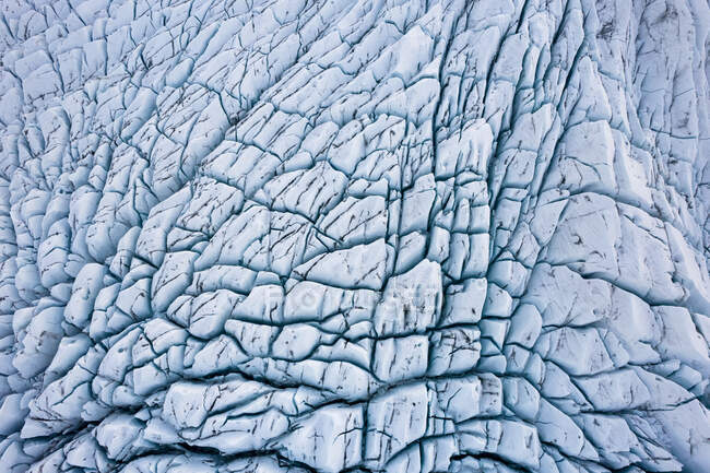 Dall'alto drone vista di banchi di ghiaccio galleggianti su acqua fredda vicino ghiacciaio grezzo in inverno in Islanda — Foto stock