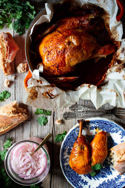 Desde arriba hermosa cena de acción de gracias con pollo asado Pollo pibil en mesa de madera - foto de stock