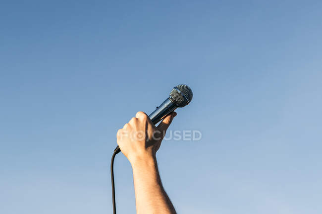 Анонимный человек с микрофоном — стоковое фото