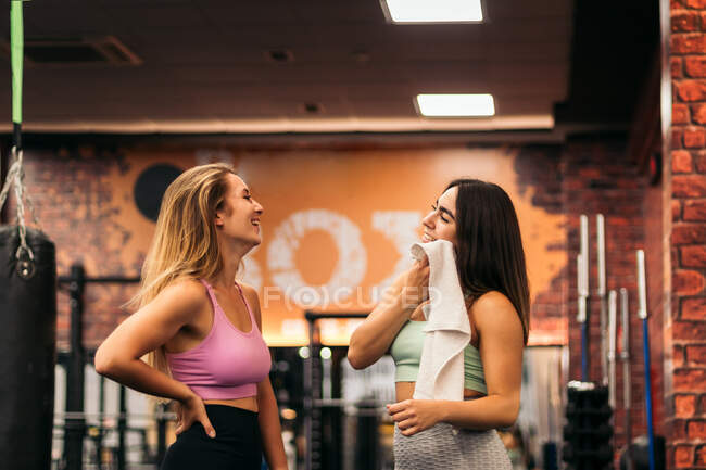 Две молодые женщины разговаривают в спортзале во время отдыха — стоковое фото