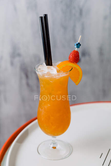 Склянка холодного сексу на пляжному коктейлі з горілкою персиковий лікер апельсиновий сік з соломою та льодом — стокове фото