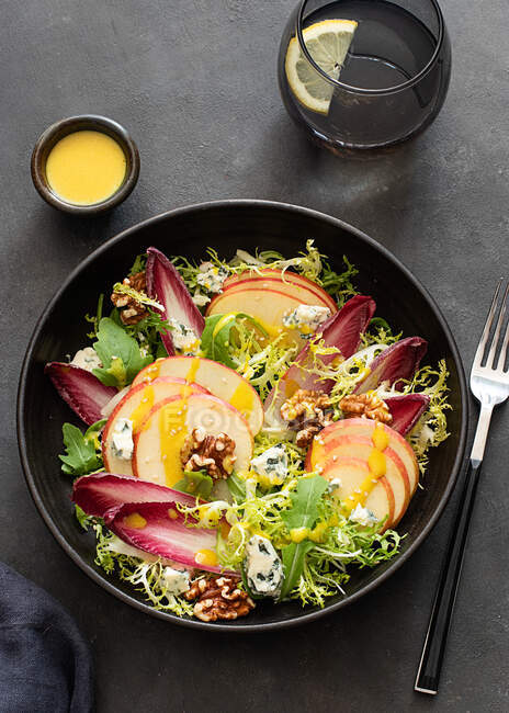 Von oben bunter köstlicher Salat mit Endivien, Apfel und Roquefort auf dunklem Hintergrund — Stockfoto