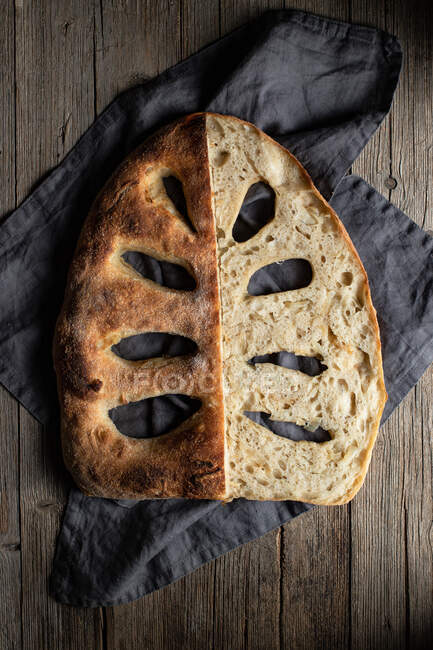 Vista superior de pão delicioso colocado sobre guardanapo na mesa — Fotografia de Stock