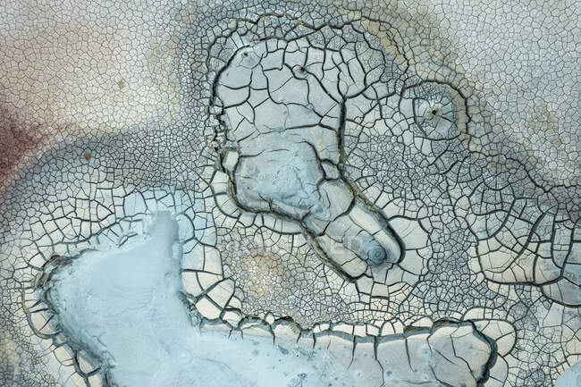 Сверху воздушный вид на землю засушливой местности, покрытой трещинами в Исландии — стоковое фото