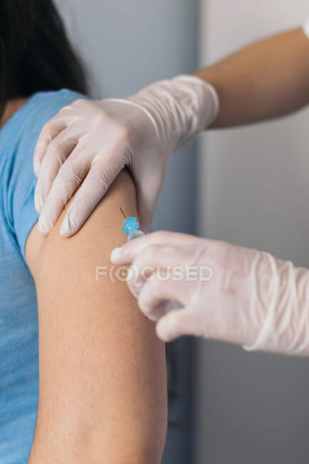 Медсестра дає вакцину пацієнту. — стокове фото