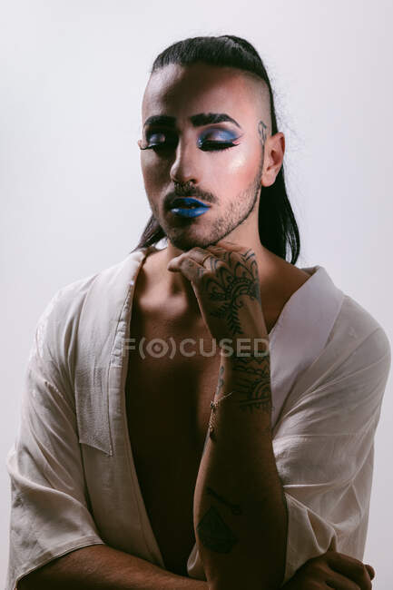 Ritratto di donna barbuta transgender glamour in sofisticato make con gli occhi chiusi sullo sfondo neutro — Foto stock