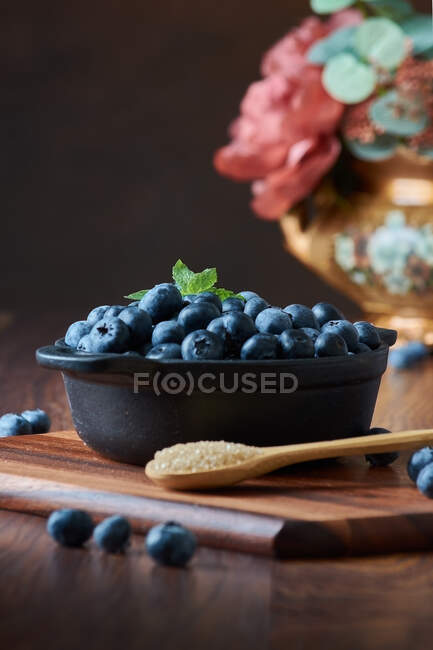 Détail des bleuets dans un bol sur la table en bois — Photo de stock