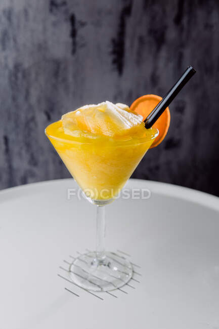 Стакан сладкого коктейля Дайкири Маракуя из ромового сока лайма и сахара с фруктами маракуйи на столе — стоковое фото