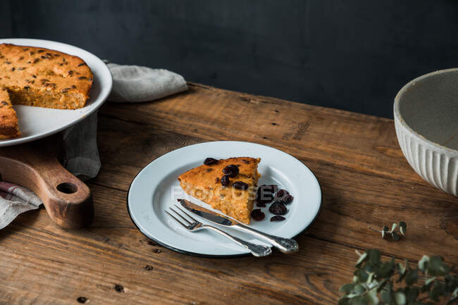 De arriba pedazo de delicioso pastel de calabaza en el plato en la mesa de madera - foto de stock