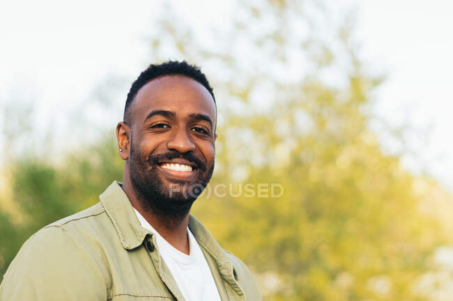 Joven afroamericano sonriente retrato en un parque - foto de stock