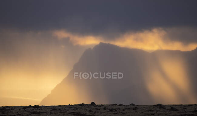 Montagna cresta situato contro cielo nuvoloso alba nella nebbia mattina nella campagna d'Islanda — Foto stock