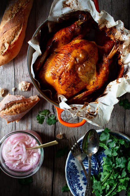 Von oben wunderschönes Erntedankessen mit gebratenem Huhn Pollo Pibil auf Holztisch — Stockfoto