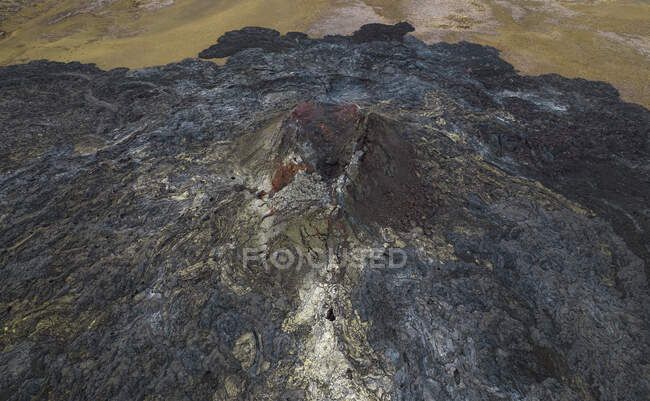 Drone vista del cráter del volcán latente situado en terreno montañoso áspero en Islandia - foto de stock