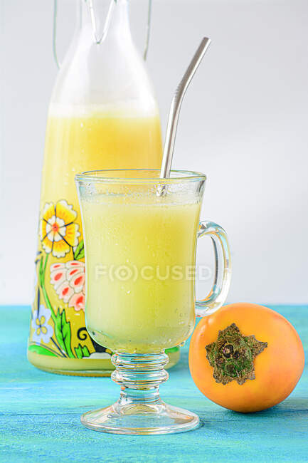 Передній вигляд кокосового соку в склянці і скляній пляшці на столі — стокове фото