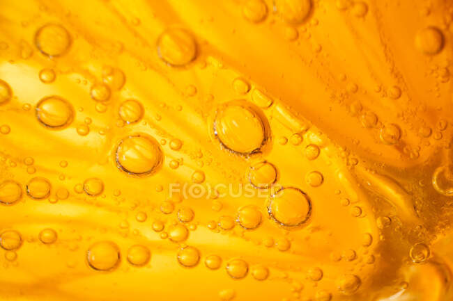 Cocktail primo piano gin tonic con fetta di arancia fresca bollente in vetro — Foto stock