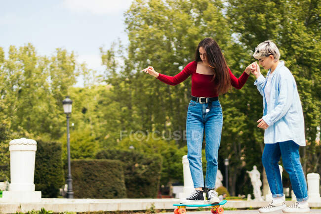 Дівчата вчаться кататися на скейті. — стокове фото