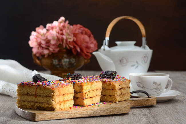 Вкусный традиционный десерт Turron de Dona Pepa с разноцветным драже подается на тарелке на столе — стоковое фото