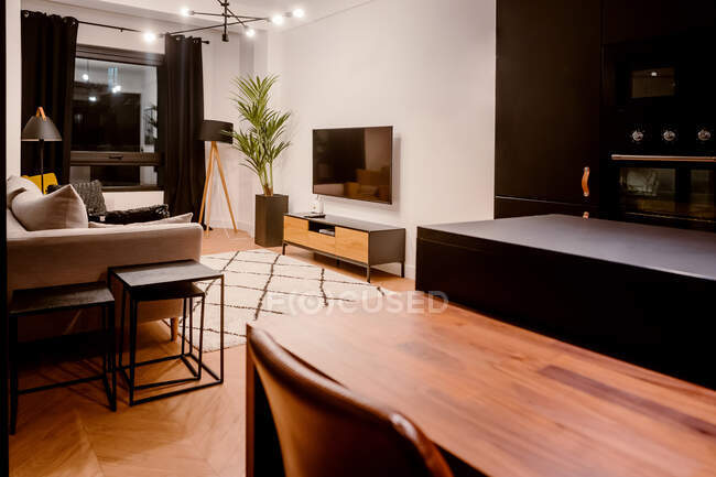 Інтер'єр сучасної квартири з вітальнею з диваном і телевізором — стокове фото