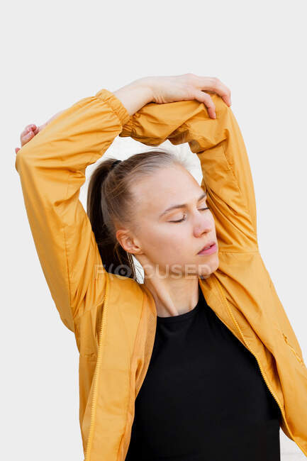Молода атлетична біла жінка розтягується на відкритому повітрі біля сходів — стокове фото