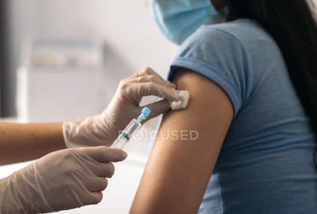 Nurse putting a vaccine on patient with mask — Stock Photo