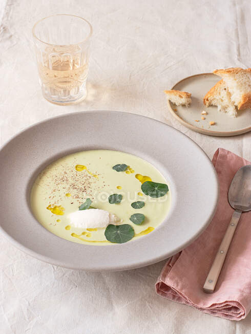 Da suddetto zuppa di crema di mascarpone di asparagi vicino a tovagliolo e bevanda su tavolo — Foto stock
