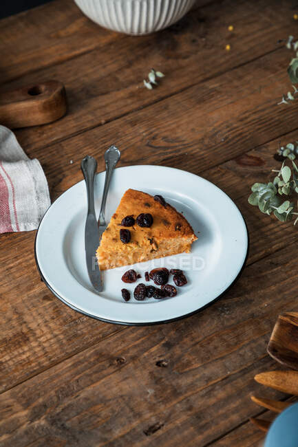 De cima pedaço de deliciosa torta de abóbora na placa na mesa de madeira — Fotografia de Stock