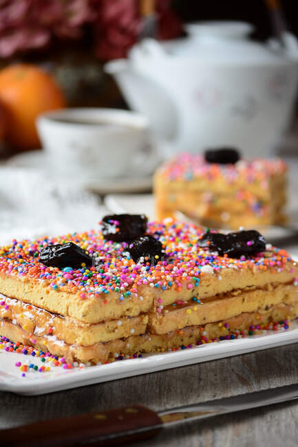 Смачний традиційний Туррон де Дона Пепа десерт з барвистим драги подається на тарілці на столі. — стокове фото