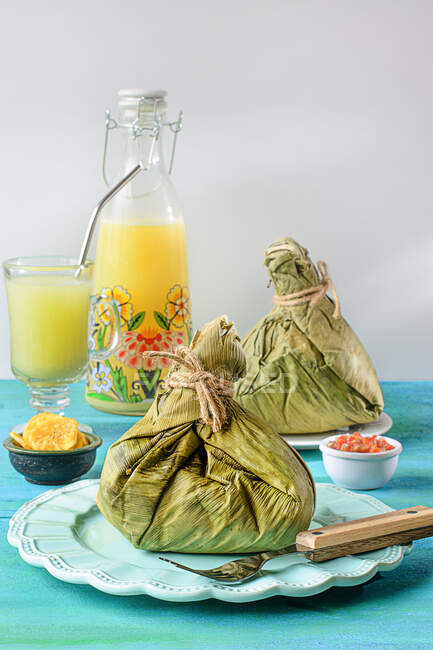 Preparato con Juanes, cibo tipico amazzonico in foglie di platano. Cibo tipico della giungla con riso, pollo e condimenti. — Foto stock