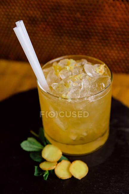 Glas saurer Yuzu Gewürzcocktail aus Alkohol und Saft, serviert mit Ingwerstücken — Stockfoto