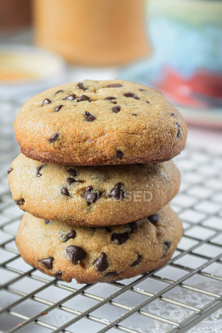 Gros plan sur quelques biscuits aux pépites de chocolat noir fraîchement préparés — Photo de stock