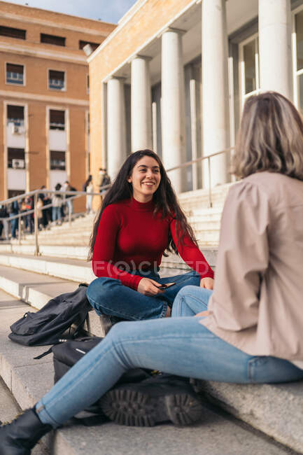 Zwei Studentinnen sitzen auf der Treppe des College — Stockfoto