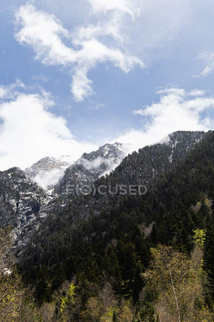 Paisagem de tirar o fôlego da cordilheira dos Pirinéus coberta de neve e nuvens no dia ensolarado — Fotografia de Stock