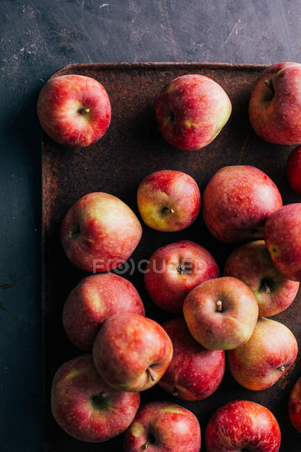 Свежие красные яблоки в коробке на столе — стоковое фото