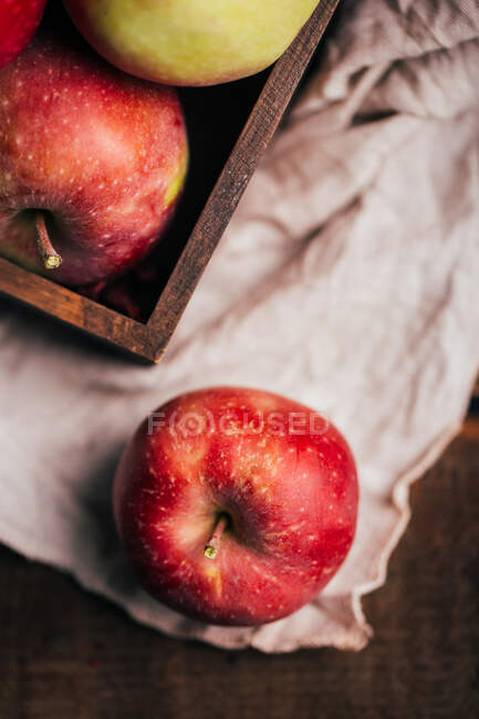 Mele rosse fresche in una scatola sul tavolo — Foto stock