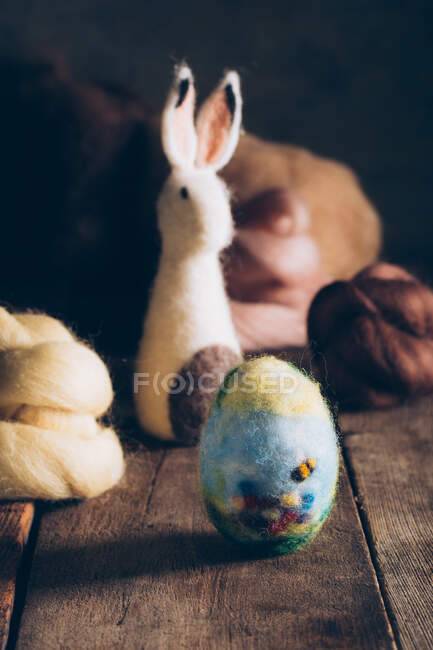 Huevos de Pascua hechos a mano de lana y fieltro en una mesa de madera oscura - foto de stock