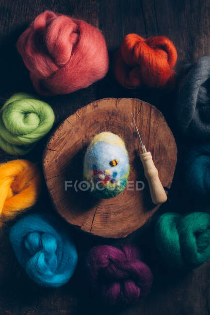 Пасхальные яйца ручной работы из шерсти и войлока на тёмном деревянном столе — стоковое фото
