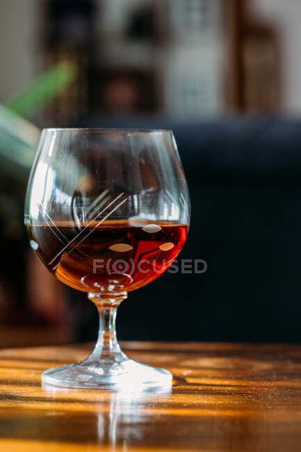 Altmodisches Cognac-Glas auf Holztisch mit natürlichem Licht — Stockfoto