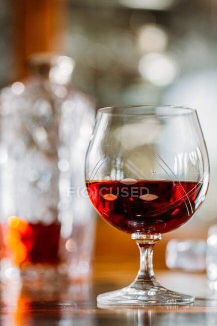 Altmodisches Cognac-Glas auf Holztisch mit natürlichem Licht — Stockfoto