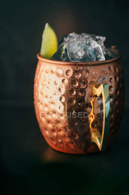 Coquetel de mula de Moscou em jarra de cobre — Fotografia de Stock