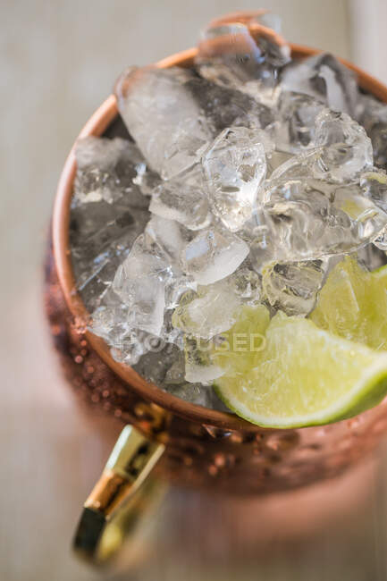 Cocktail muletier Moscou en pot de cuivre — Photo de stock