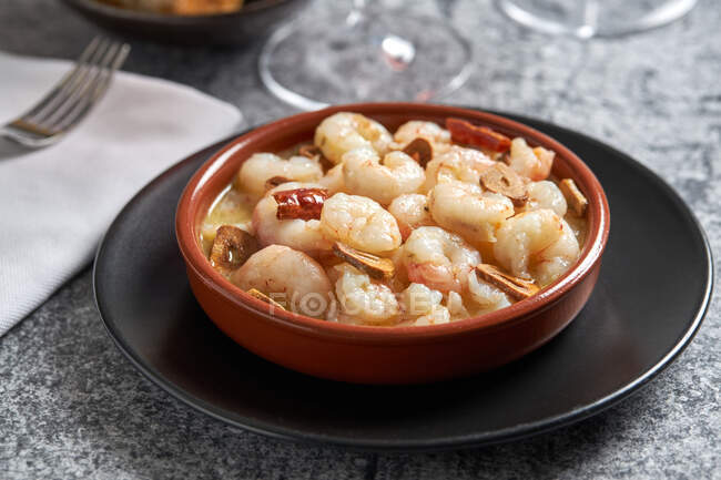 Dall'alto ciotola di deliziosa zuppa di gamberi con peperoncino servita sul tavolo nel ristorante — Foto stock