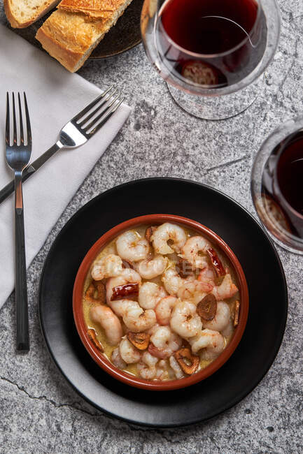 De cima tigela de sopa de camarão delicioso com pimentas servidas na mesa no restaurante — Fotografia de Stock