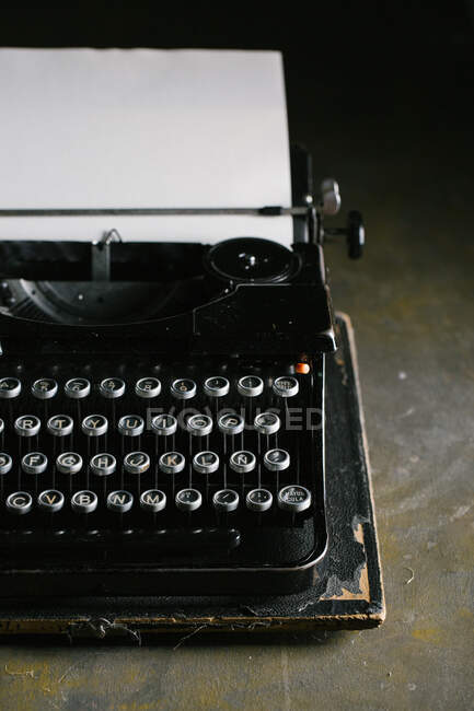 Machine à écrire vintage rétro debout sur une vieille table en bois — Photo de stock