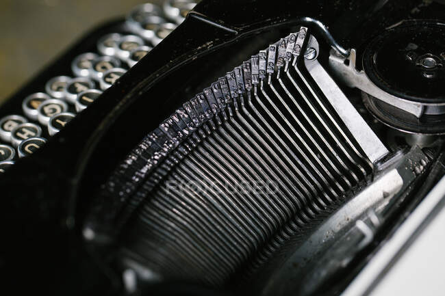 Nahaufnahme von Typen und Mechanismen der Retro-Schreibmaschine — Stockfoto