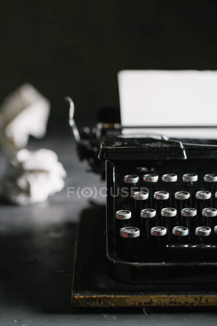 Retro vintage máquina de escrever em pé sobre mesa de madeira velha — Fotografia de Stock