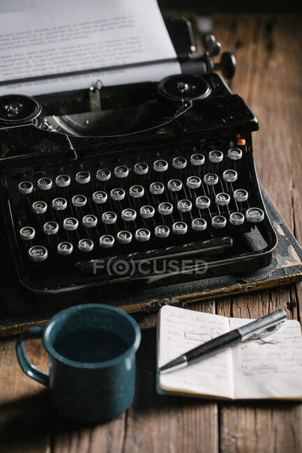 Macchina da scrivere vintage retrò in piedi su vecchio tavolo di legno — Foto stock