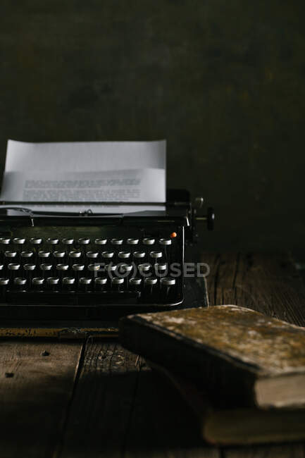 Retro vintage máquina de escrever em pé sobre mesa de madeira velha — Fotografia de Stock